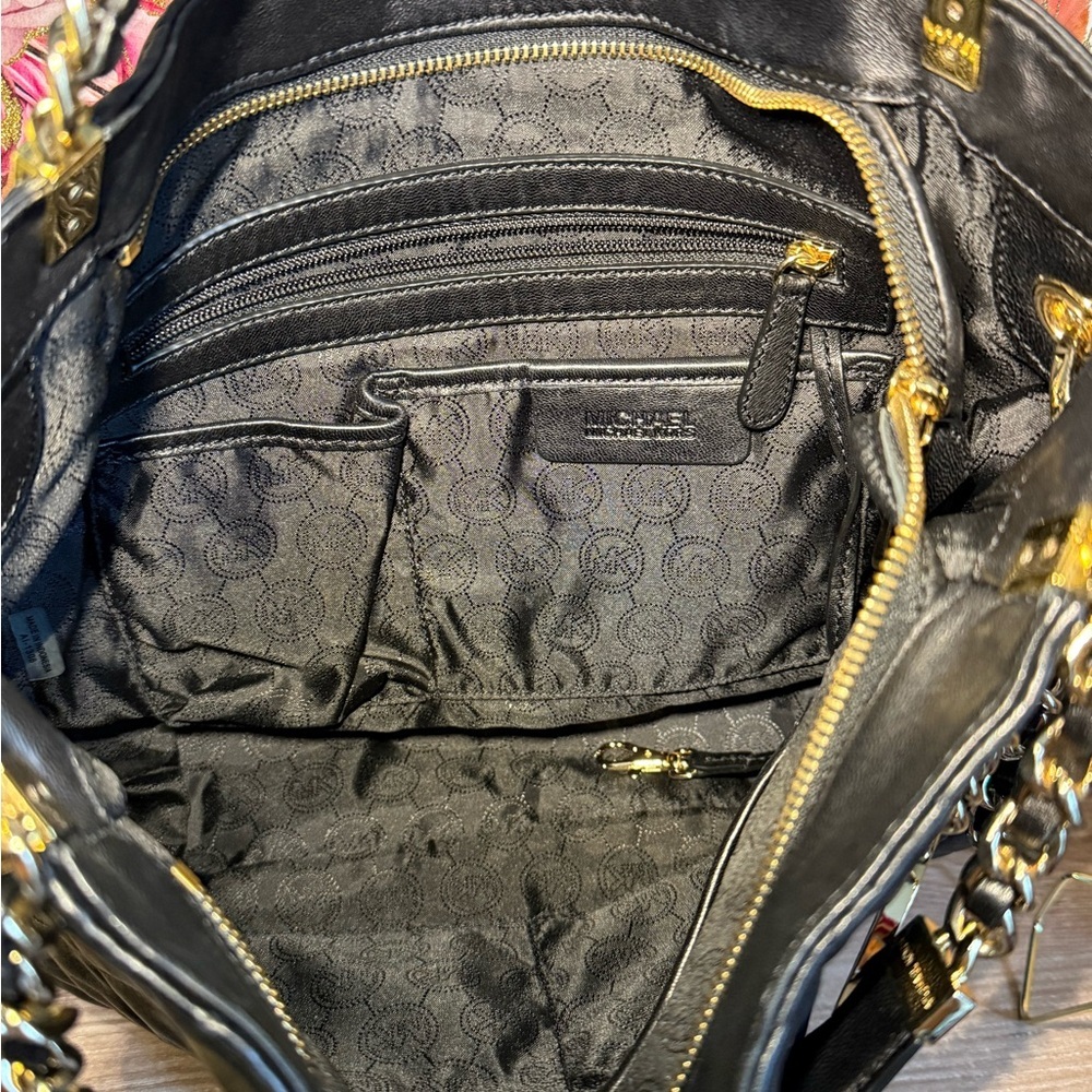 Michael Kors Black Quilted Shoulder Bag with Gold Chain - Picture 2 of 11